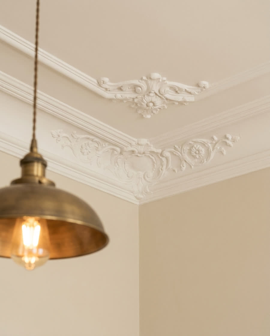 Stuckdecke mit Messinglampe in Hamburger Altbau
