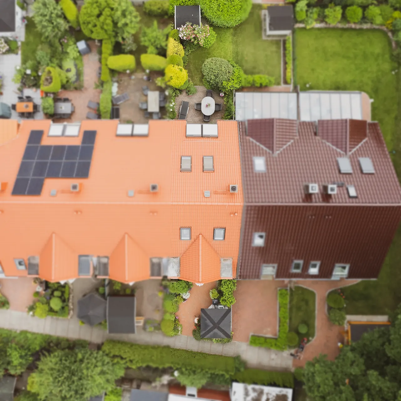 Reihenhausdächer mit Solaranlage und Gärten in Hamburg, senkrecht von oben