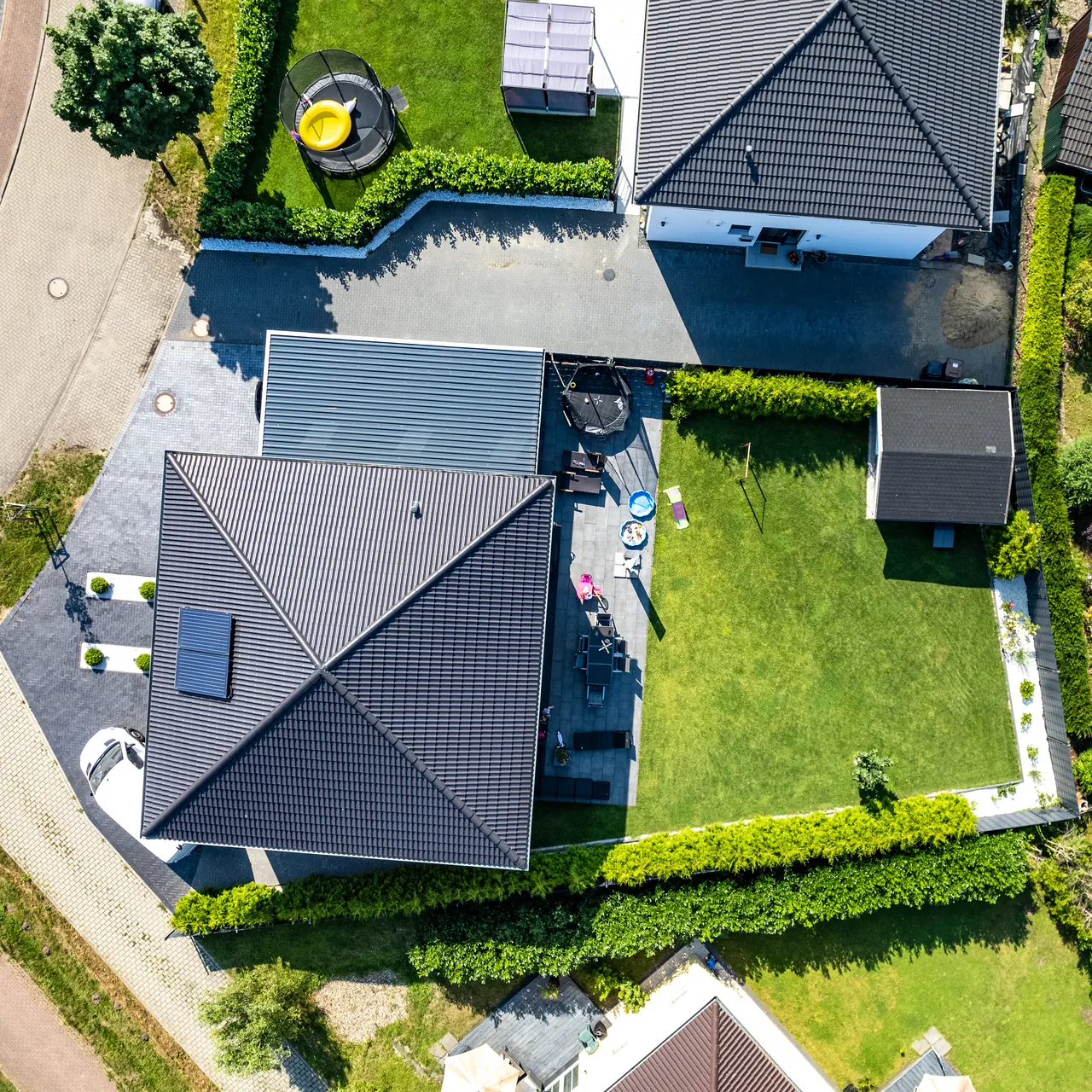 Neubau-Einfamilienhaus mit Walmdach und Garten, senkrecht von oben