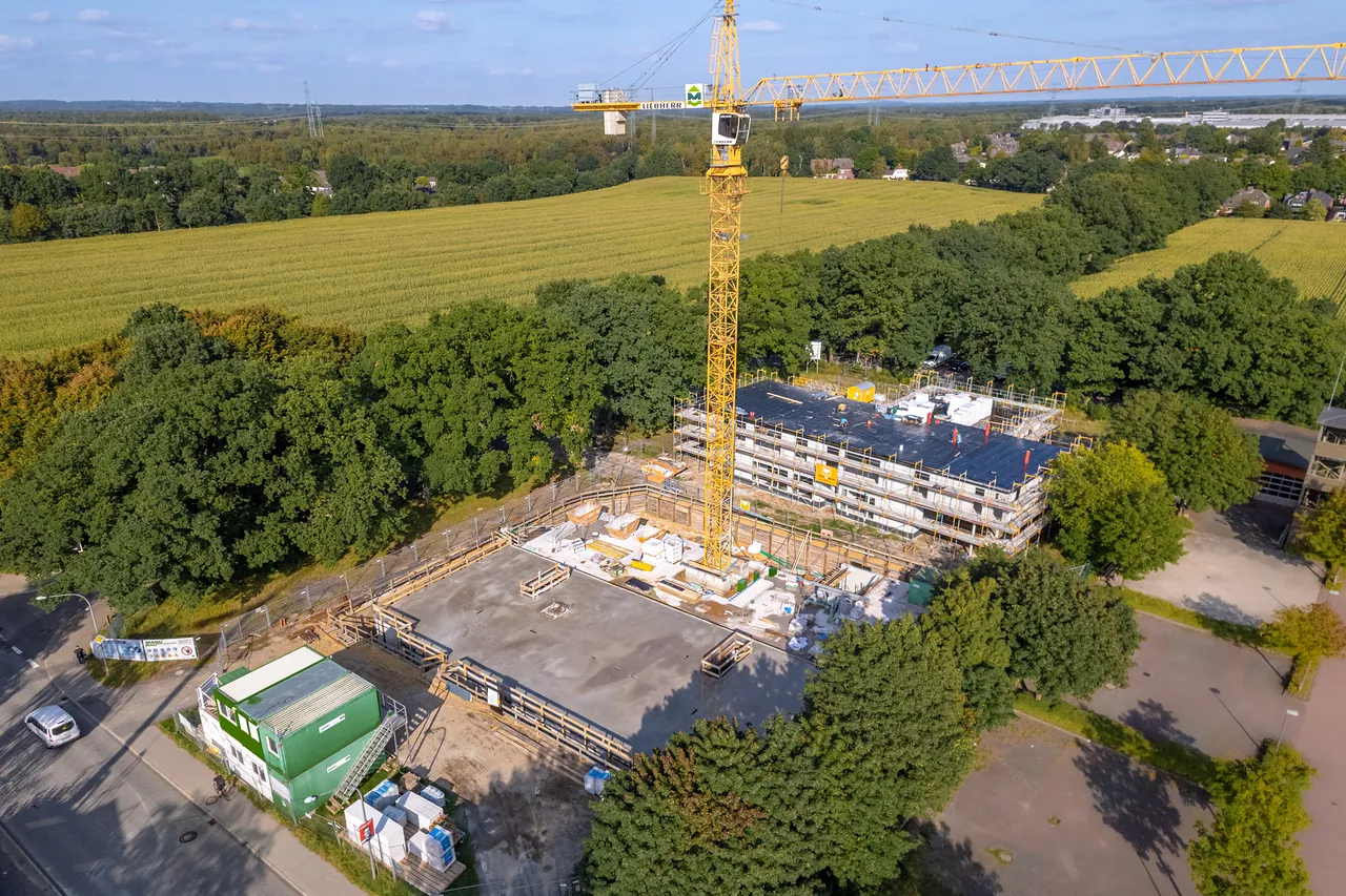 Drohnenfotografie Norddeutschland: Neubauprojekt mit Baukran aus der Luft