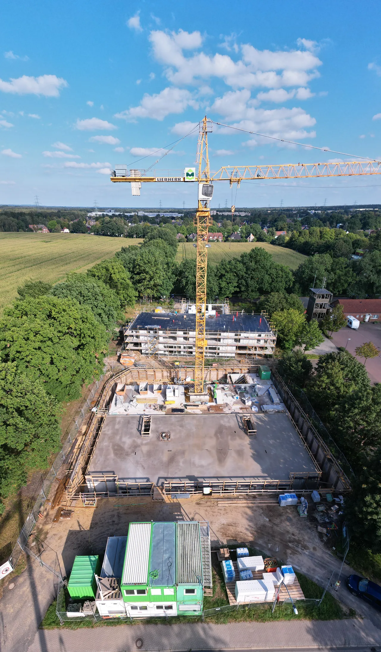 Drohnenfotografie Norddeutschland: Rohbau mit Baukran im Hochformat