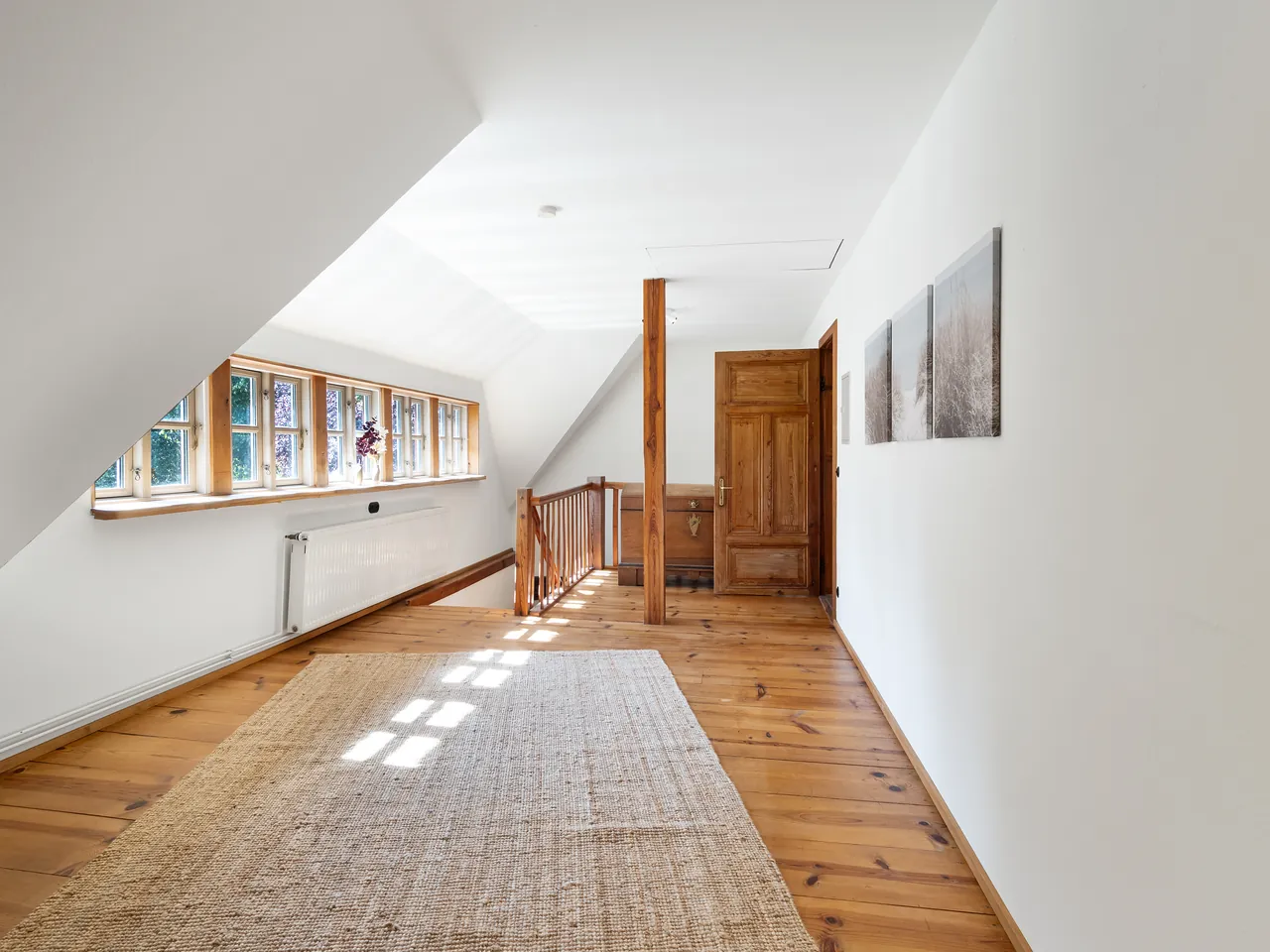 Heller Flur im Obergeschoss mit Dachschräge und Holzdielenboden