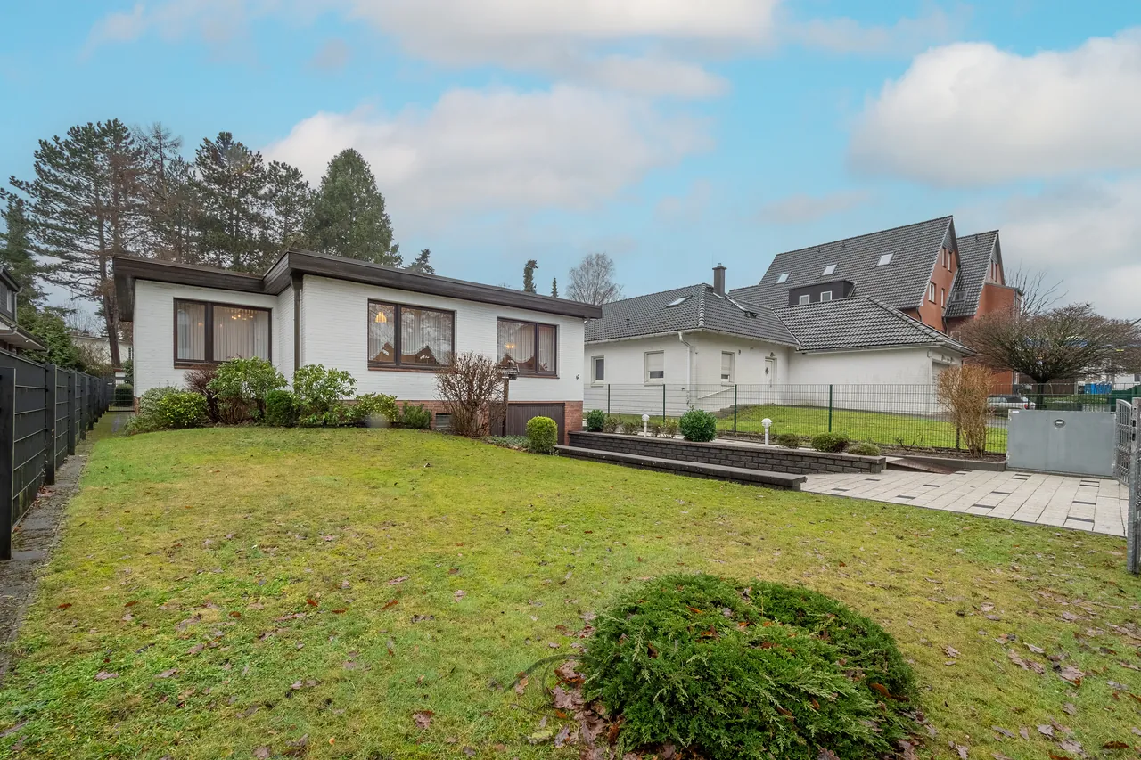 Bungalow mit großer Rasenfläche, HDR-Außenaufnahme