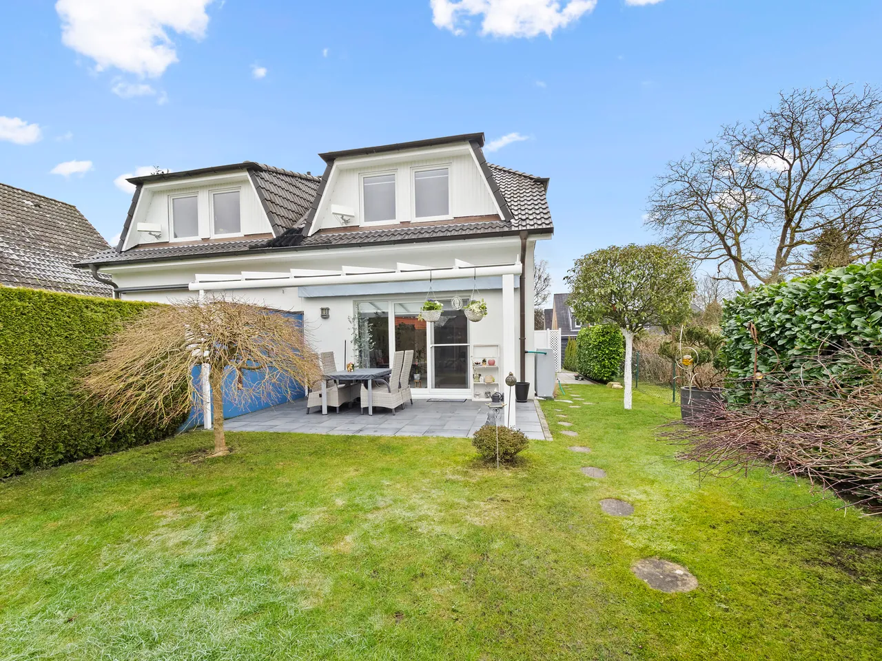Immobilienfotografie Hamburg: Außenaufnahme eines Einfamilienhauses mit Terrasse und Garten