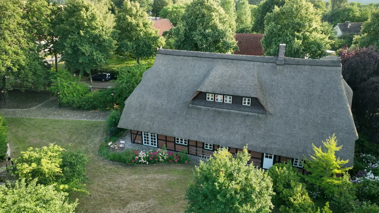 Reetgedecktes Fachwerkhaus aus der Luft — Vorschaubild des Immobilienfilms